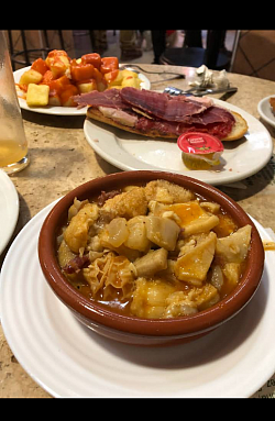 Bravas, Tosta y callos