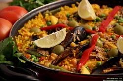 Paella 🥘 Todos los domingos es día de paella que empieza a las 14 y a las 15 ya no queda. Pide tu aperitivo de paella o te quedarás sin probarla