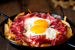 Huevos rotos con jamón o con chistorra